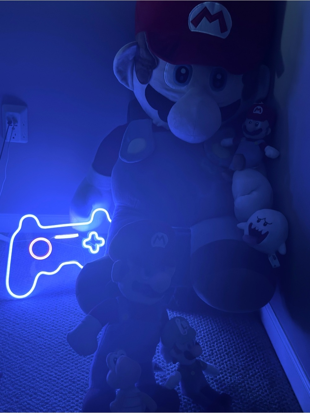 Jumbo Super Mario 48 in/4 ft. Plush toy with amiibo, and extra toys, and hoodie - Picture 4 of 11